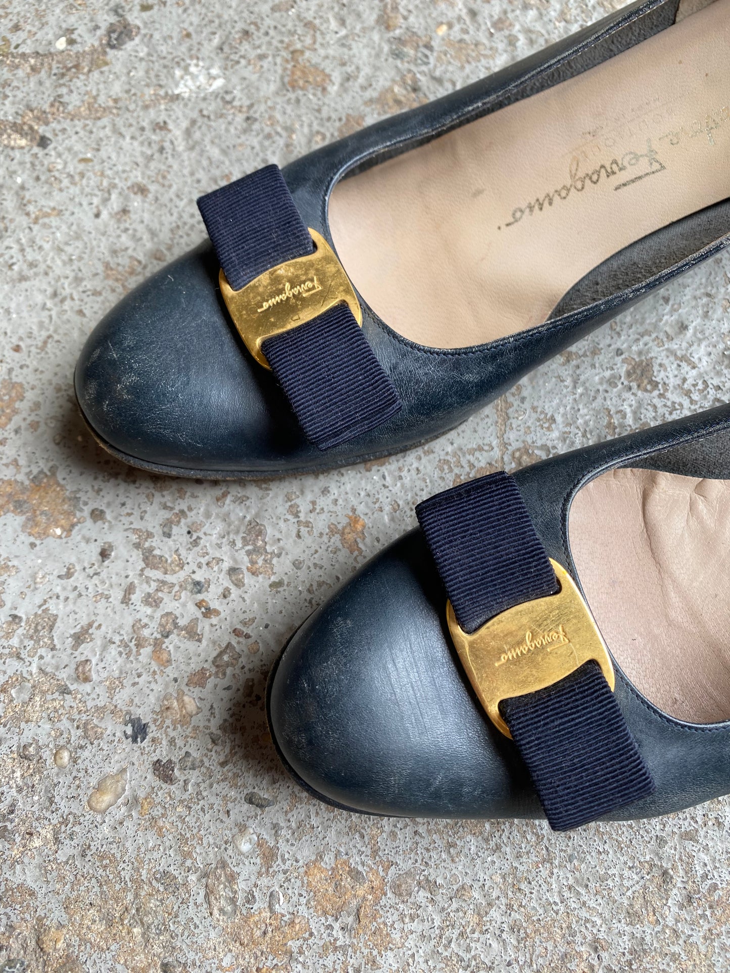 Salvatore Ferragamo Vara Pumps 9 B