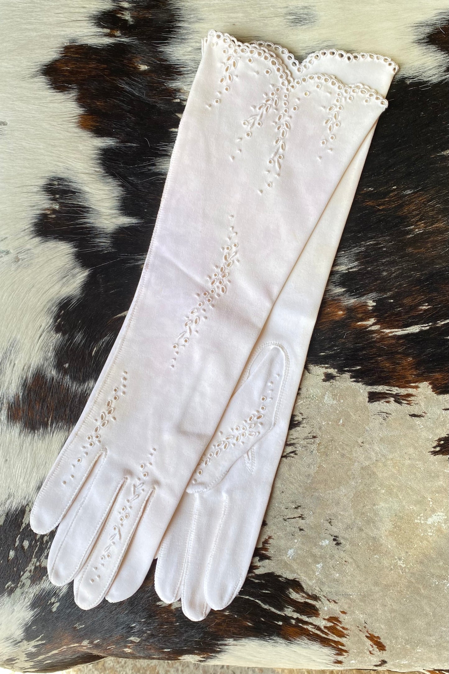 dead-stock white embroidered gloves